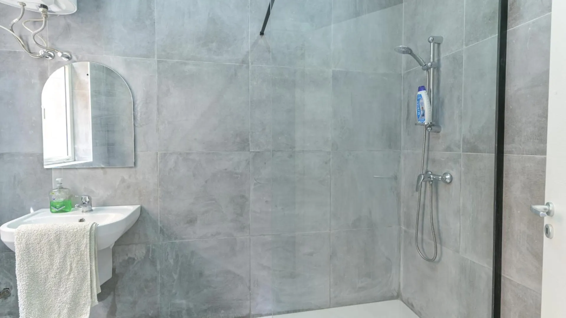 New 1 Bedroom Apartment In Valletta City Centre With Terrace And Views